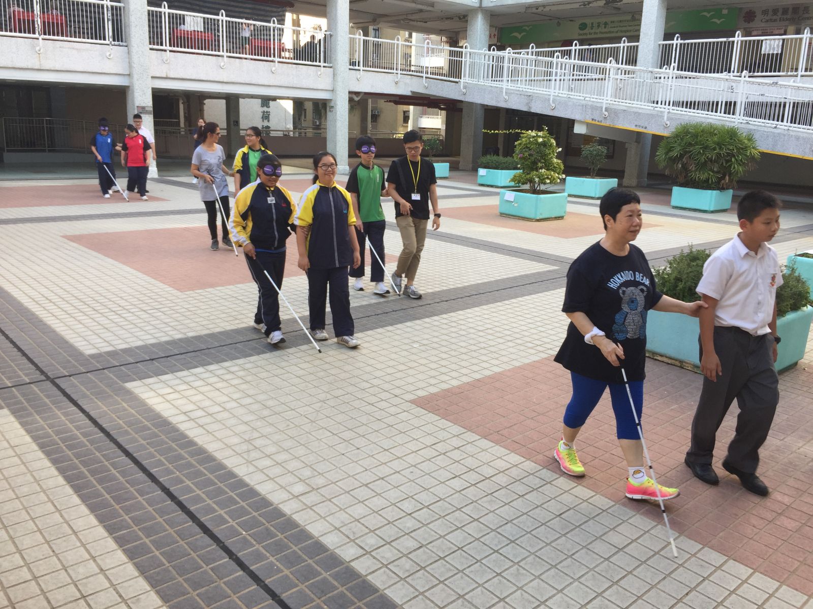 學生以領路法體驗行走